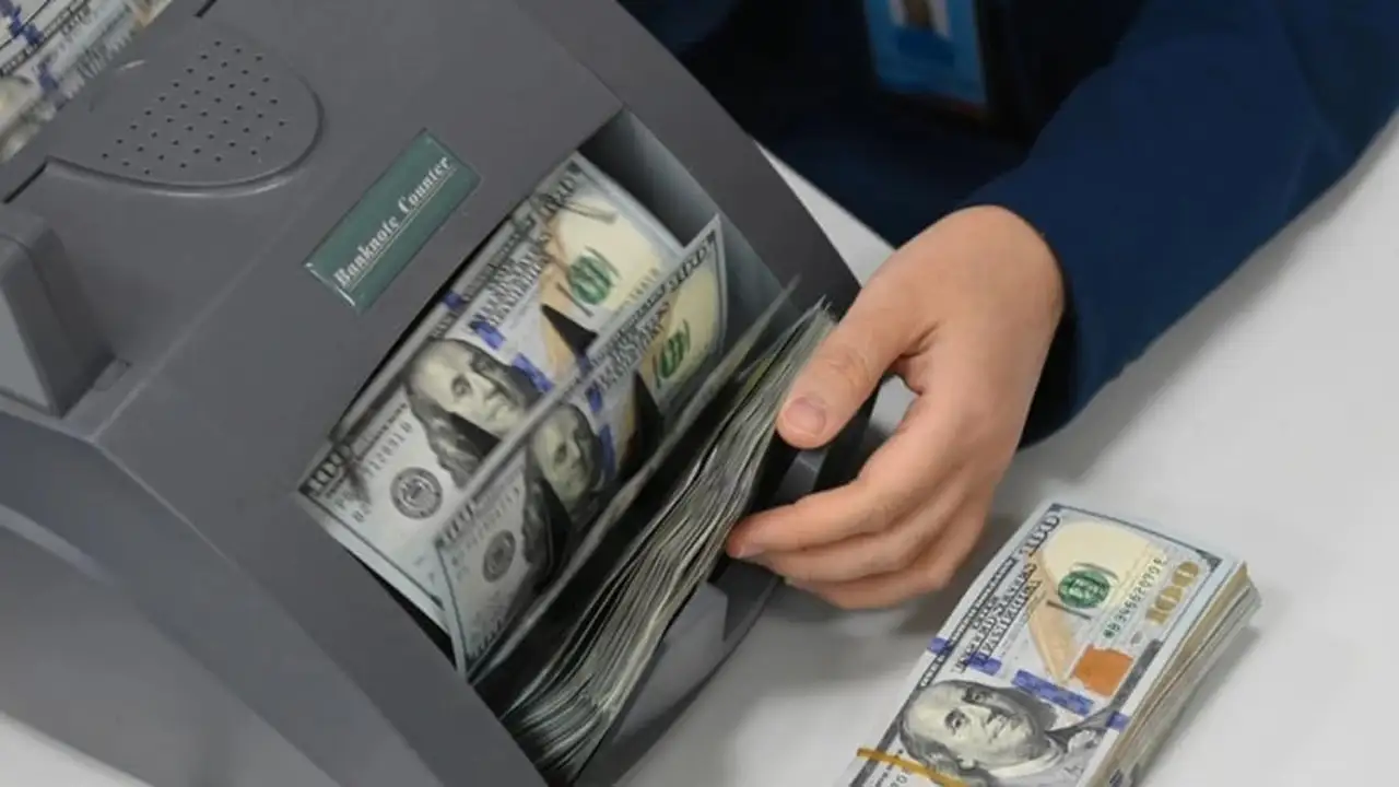 سعر صرف الدولار الأمريكي مقابل الفيتنامي يشهد انخفاضًا حادًا اليوم